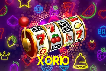 Escena dinámica inspirada en casino con iluminación XORIO, cartas, fichas e íconos de juegos digitales en un espacio moderno de juegos.